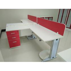 งานจัดส่งและติดตั้งชุดโต๊ะทำงานทรงแอล พร้อมแผ่น Mini Screen สีแดง