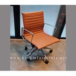 เก้าอี้สำนักงานหุ้มหนัง ขาอลูมิเนียมปัดเงา มีโช๊คปรับสูงต่ำ