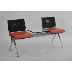 เก้าอี้แถวที่นั่ง และที่พิง ทำจากพลาสติกฉีดขึ้นรูปเบาะนั่งหุ้มหนัง มีที่วางของ