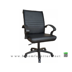 เก้าอี้สำนักงานหุ้มหนัง มีโช๊คปรับสูงต่ำ ขาพลาสติกไนล่อน ขนาด 60x61x95-103 ซม.