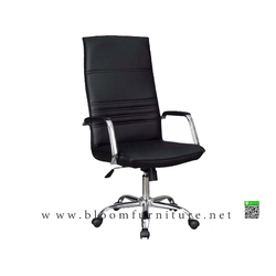 เก้าอี้สำนักงานพนักพิงสูงหุ้มหนัง มีโช๊คปรับสูงต่ำ ขนาด 63x70x115-123 ซม.