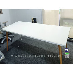 โต๊ะประชุมหน้าไม้เคลือบผิวเมลามีน ขาเหล็ก ขนาดและสีผลิตได้ตามต้องการ