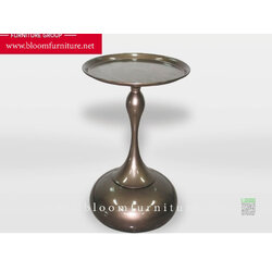 โต๊ะกลางวางของ โครงสร้างทำจากโลหะพ่นสีเงาสวยงาม ขนาด 38x38x53 ซม.