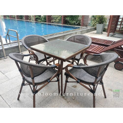 ชุดโต๊ะเก้าอี้หวายเทียม พร้อมเก้าอี้ 4 ตัว