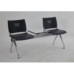 เก้าอี้แถวที่นั่ง และที่พิง ทำจากพลาสติกฉีดขึ้นรูป มีที่วางของ