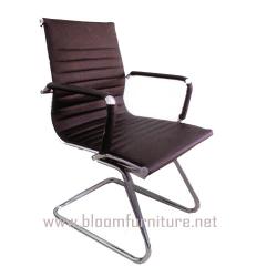 เก้าอี้สำนักงานหุ้มหนังขาโค้งเหล็กชุบโครเมี่ยม พนักพิงกลาง มีวางแขน