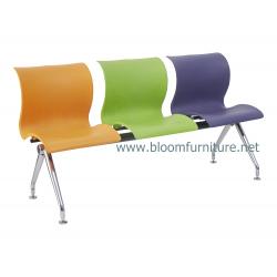 เก้าอี้แถวที่นั่ง และที่พิง ทำจากพลาสติกฉีดขึ้นรูป