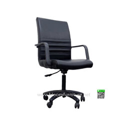 เก้าอี้สำนักงานหุ้มหนัง ขาพลาสติก มีโช๊คปรับสูงต่ำ ขนาด 60x56x86 ซม.