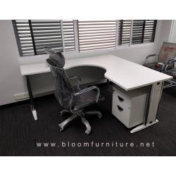 โต๊ะทำงานตัวแอล สามารถสั่งสีและขนาดได้ โครงขาเหล็กผิวเมลามีน