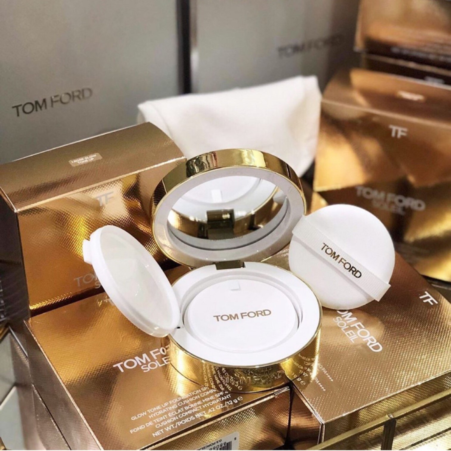 TOM FORD SOEIL Glow Tone Up Foundation SPF40 PA++++ Hydrating Cushion 12g ครีมรองพื้นกันแดดสูตรบางเบาเพื่อผิวหน้าแลดูเนียนใสเป็นธรรมชาติ