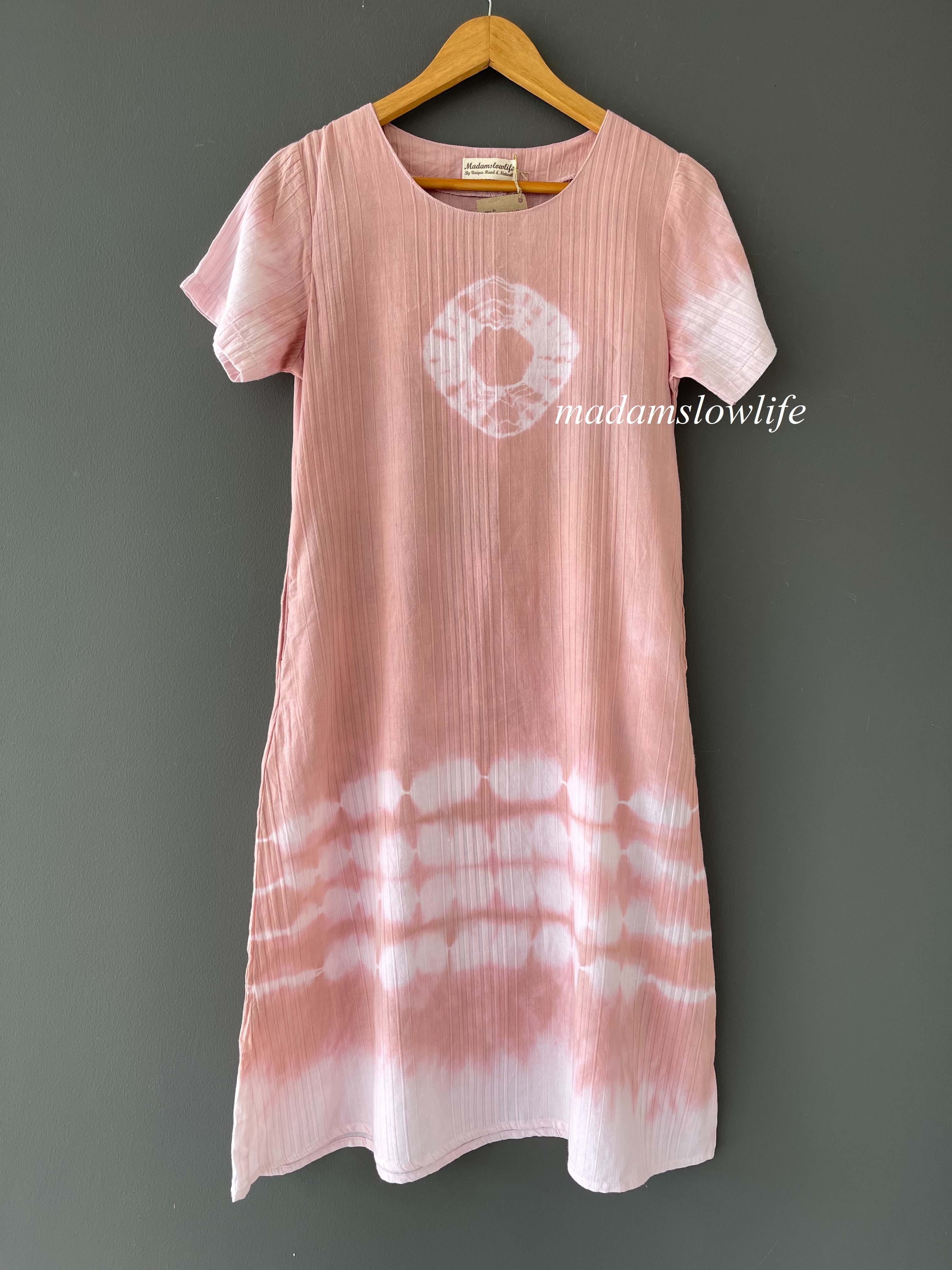 ชุดแซกทรง A แขนสั้น ผ้าคอตตอน 100 % สีชมพู