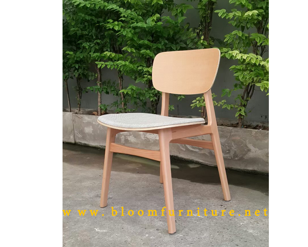 เก้าอี้โมเดิร์นที่นั่งเสริมเบาะหุ้มผ้า โครงขาไม้ ขนาด 46.5 X 49.5 X 80 ซม.