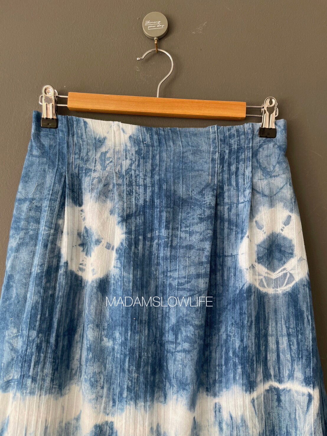 กระโปรงผ้าคอตตอน Size F เอว 28-32 นิ้ว ยาว 30 นิ้ว ผ้าคอตตอนมีเทกเจอร์ในตัว ย้อมด้วยสีครามปลอดสารพิษ