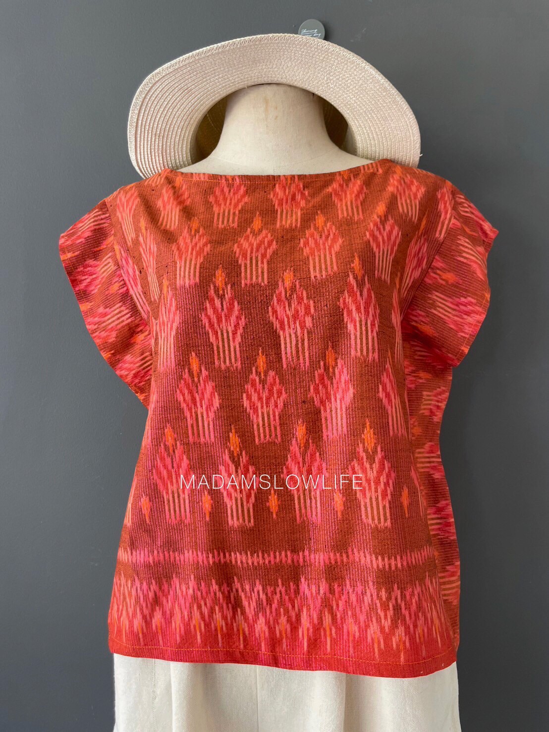 เสื้อผู้หญิง ผ้าฝ้ายมัดหมีทอมือ ลวดลายไทยโทนสีแดง เสื้อทรงปีกผีเสื้อใส่แล้วเข้ารูปสวย