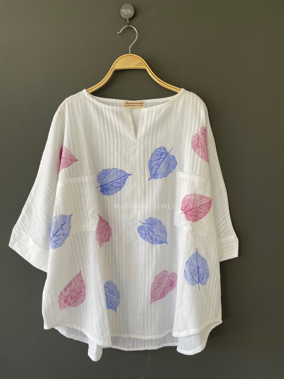 เสื้อคอวี Size F มีกระเป่าหน้าสองข้าง งานพิมพ์ลายจากใบไม้โดยใช้สีปลอดสารพิษ