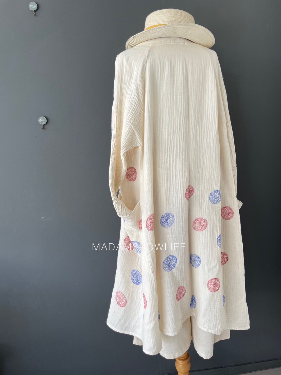 เสื้อคลุม ตัวยาว Over Coat Long เนื้อผ้าคอตตอนพรีเมียม พิมพ์ลายด้วยมือโดยใช้บล็อคไม้จับคู่สีสวย สีฟ้าและสีชมพู