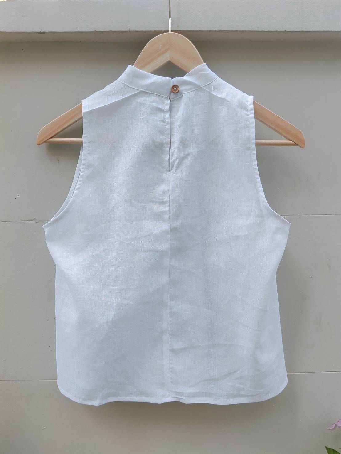 เสื้อคอตั้งแขนกุดกระดุมหลัง Size:M สีขาว ขายส่ง