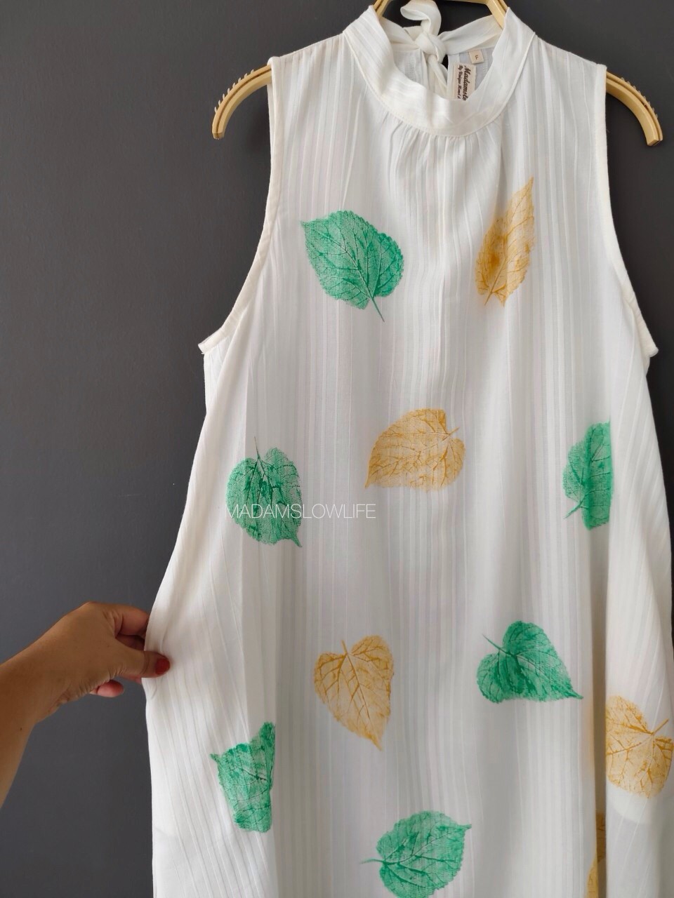 ชุดเดรสผูกโบว์หลัง พิมพ์ลายใบไม้