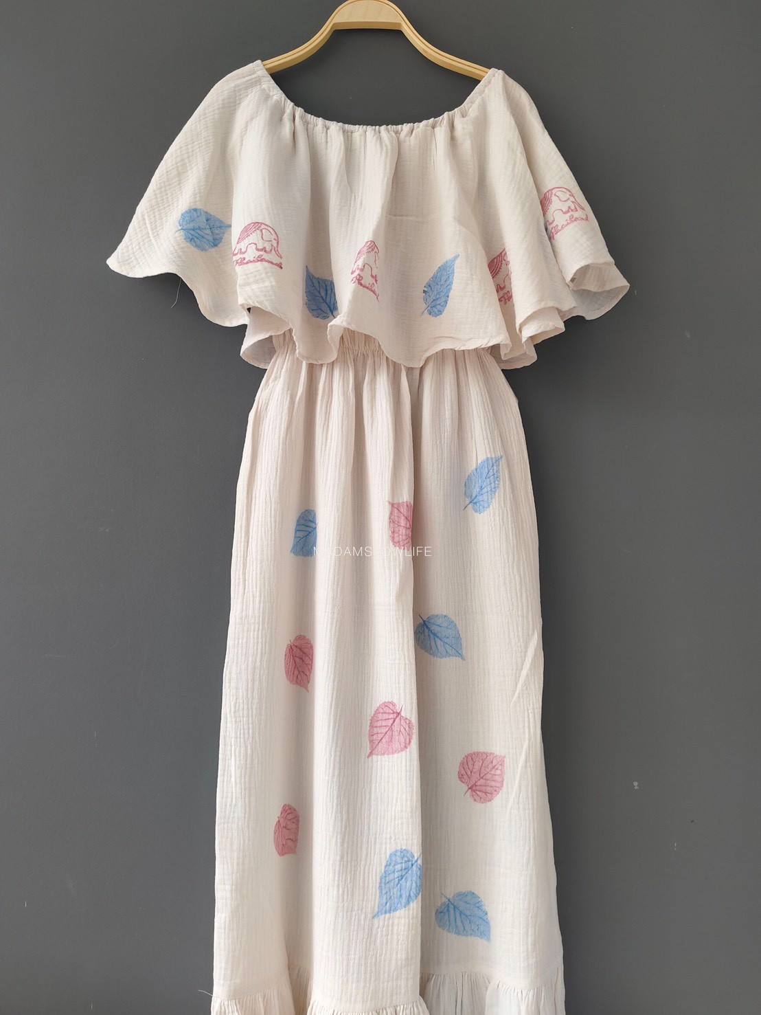 ชุดเดรสทรงคุณหนูให้ลุคน่ารัก พิมพ์ลายใบไม้ผสานงานเพ้นต์ช้างไทย Size: F