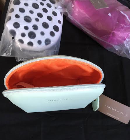 กระเป๋าเครื่องสำอางค์ Charles&Keith