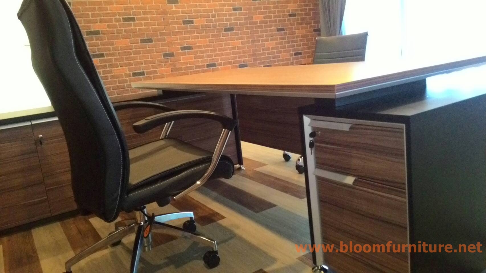 โต๊ะทำงานผู้บริหาร ตัวแอล ขนาด 225*202*75 ซม. / Executive Desk with L shape