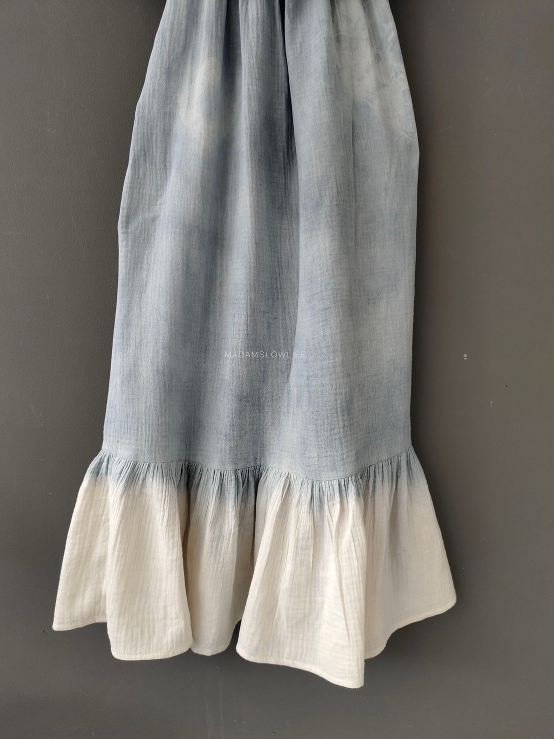 ชุดเดรสทรงคุณหนูให้ลุคน่ารัก มัดย้อมสีเทาธรรมชาติ Size: F