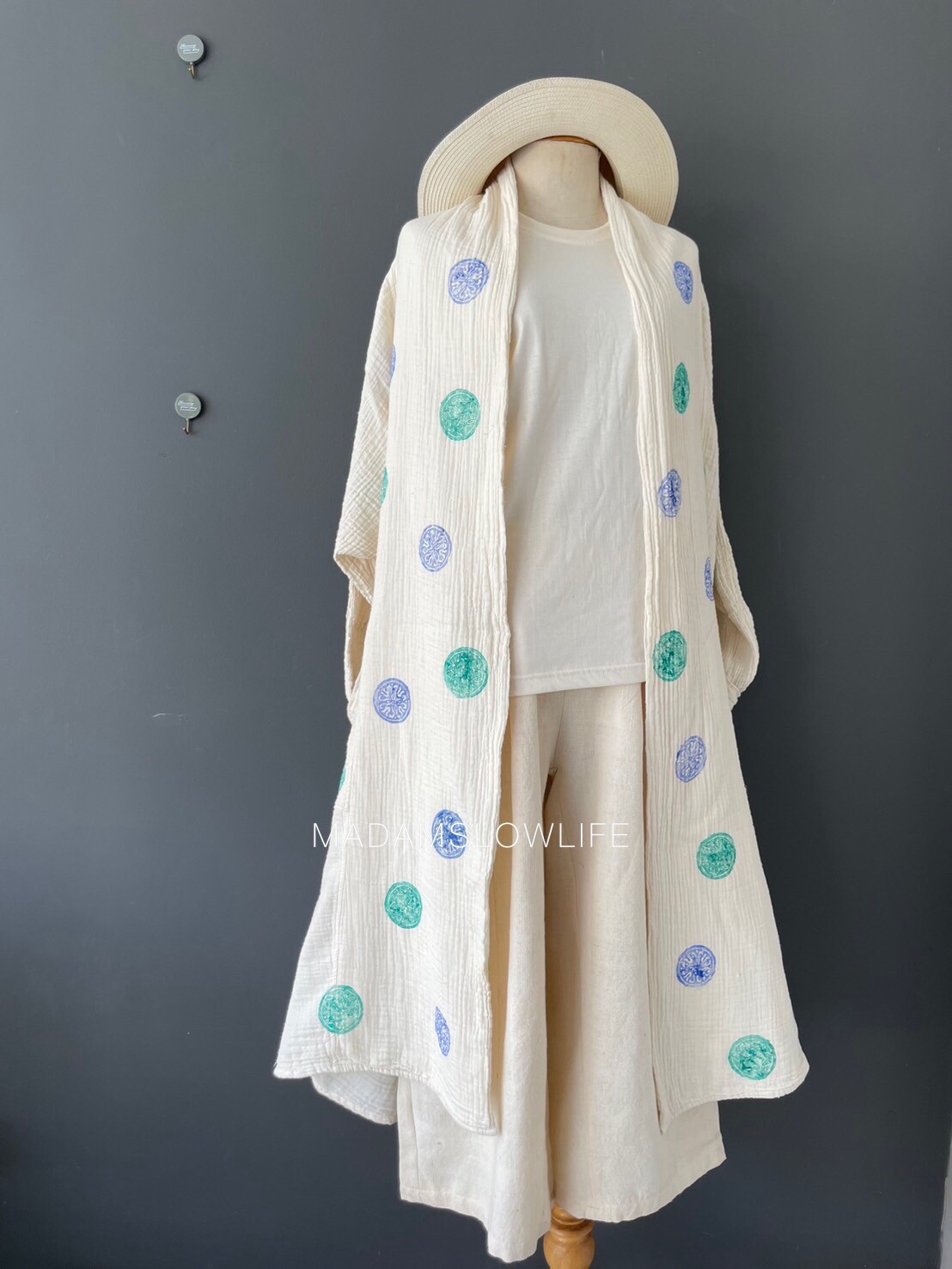 เสื้อคลุม ตัวยาว Over Coat Long เนื้อผ้าคอตตอนพรีเมียม พิมพ์ลายด้วยมือโดยใช้บล็อคไม้จับคู่สีสวย สีฟ้า และสีเขียวมิ้นท์