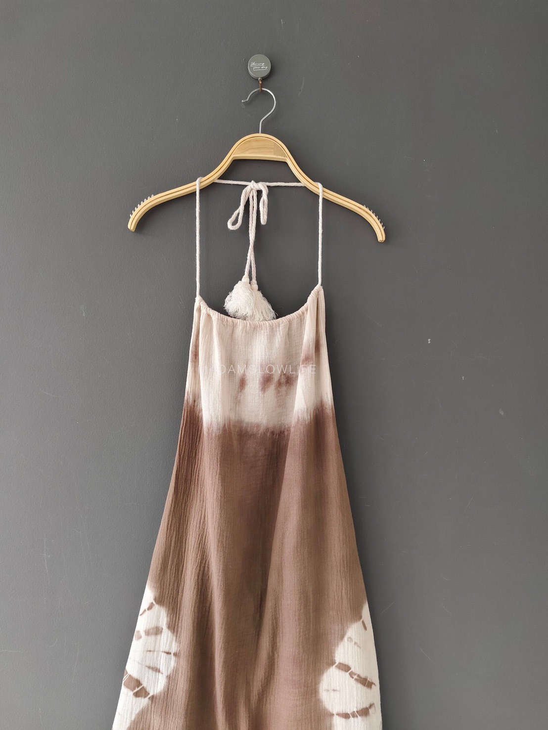 ชุดเดรสเว้าหลังให้ลุคน่ารัก มัดย้อม มี 2 สี คราม น้ำตาล Size: F