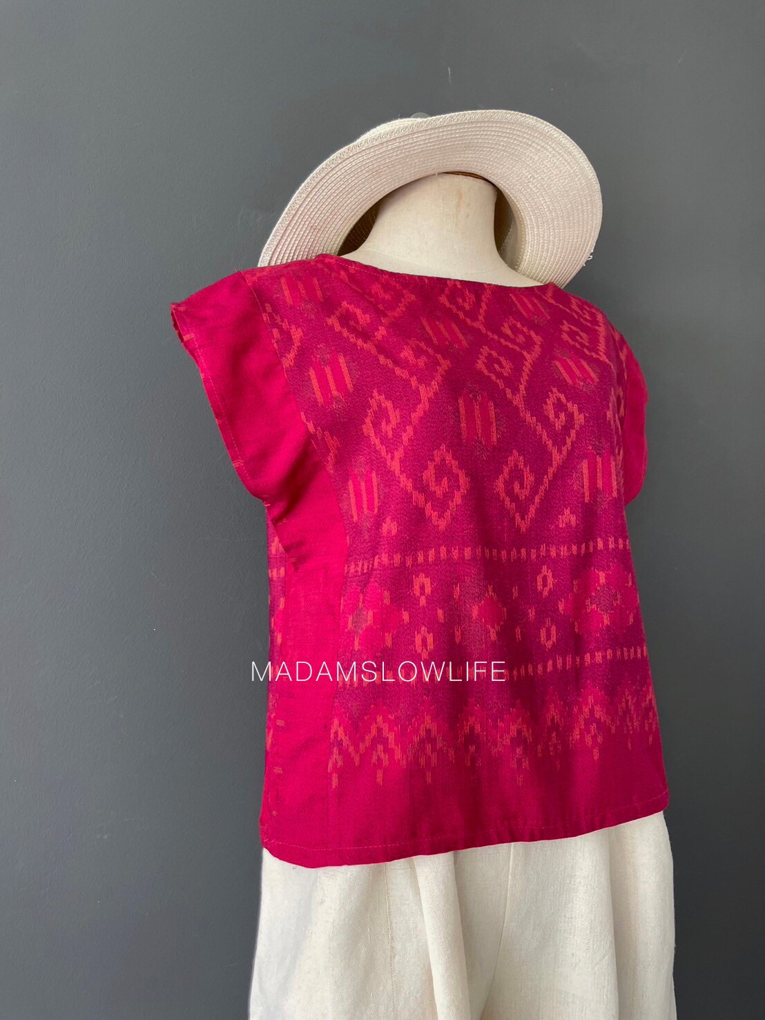 เสื้อผู้หญิง ผ้าฝ้ายมัดหมีทอมือ ลวดลายไทยโทนสีแดง เสื้อทรงปีกผีเสื้อใส่แล้วเข้ารูปสวย