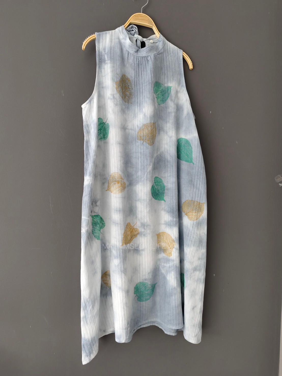 เดรสผูกโบว์หลังมัดย้อมสีเทาธรรมชาติ พิมพ์ใบไม้ Size: F
