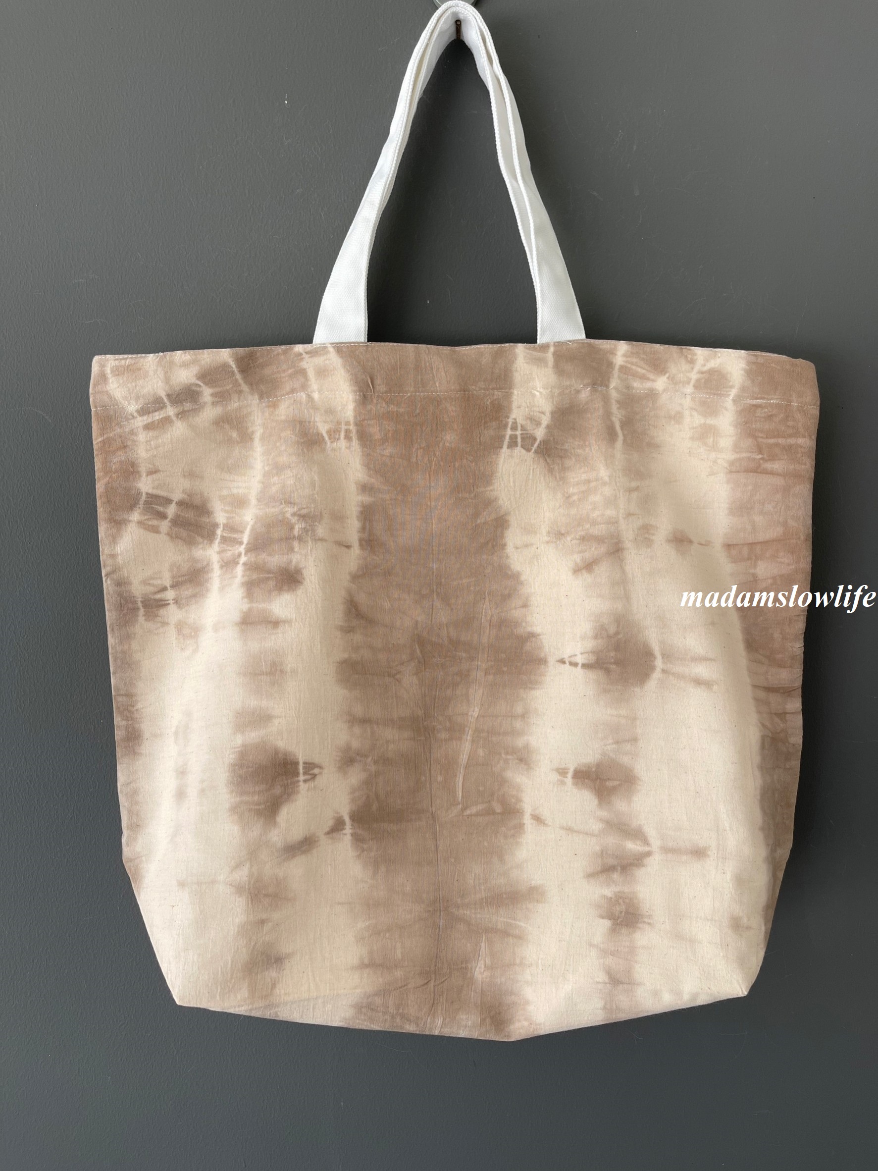 กระเป๋าผ้าแคนวาส มัดย้อม ขนาดกว้าง18 นิ้ว * สูง17.5 นิ้ว ลึก 6.5 นิ้ว