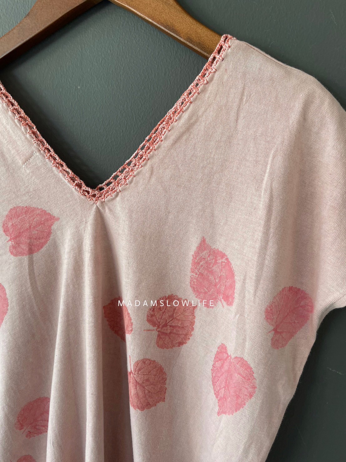 เสื้อคอวีหน้าหลัง Size F เนื้อผ้าคอตตอนออแกนิค single jersey ย้อมสีธรรมชาติและพิมพ์ลายด้วยใบไม้