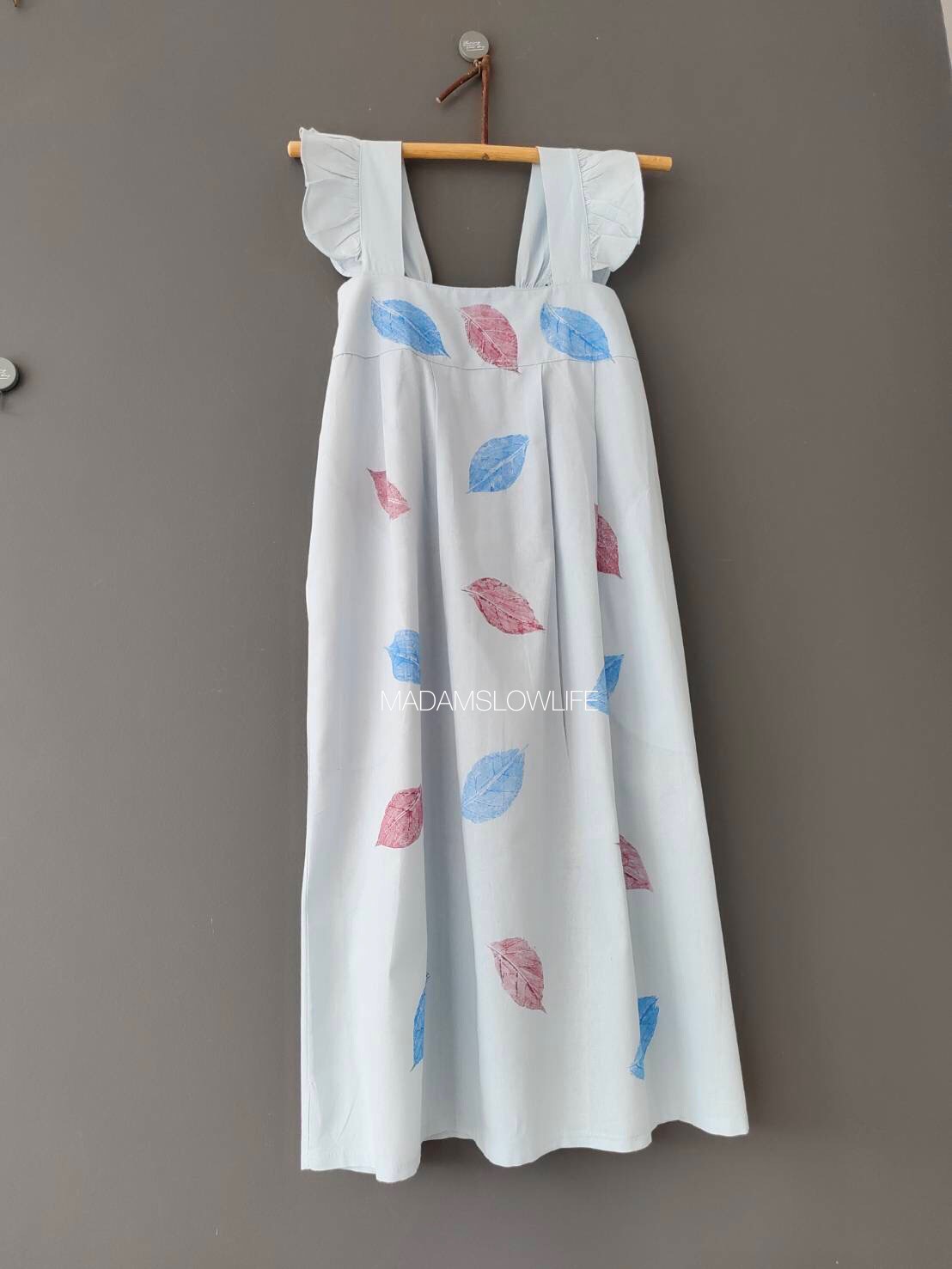 ชุดเดรสสายเดี่ยว Size M เนื้อผ้าคอตตอนแบบมีเทกเจอร์ ใช้ใบไม้ในการพิมพ์โดยใช้สีปลอดสารพิษ