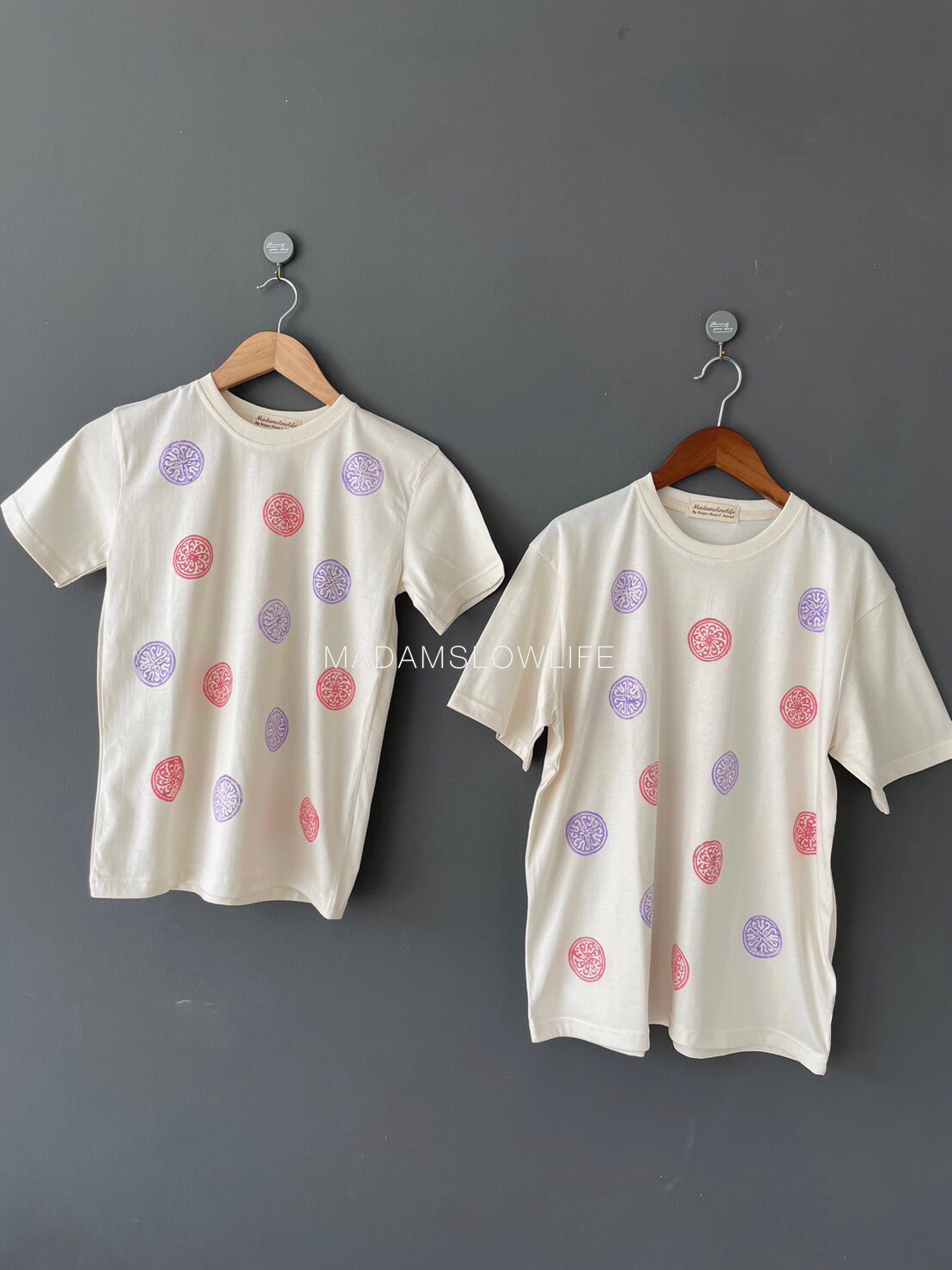 เสื้อยืดงานพิมพ์มือจากบล็อคไม้โดยใช้สีปลอดสารพิษ มีSize:XS,S,M,L,XL,2XL