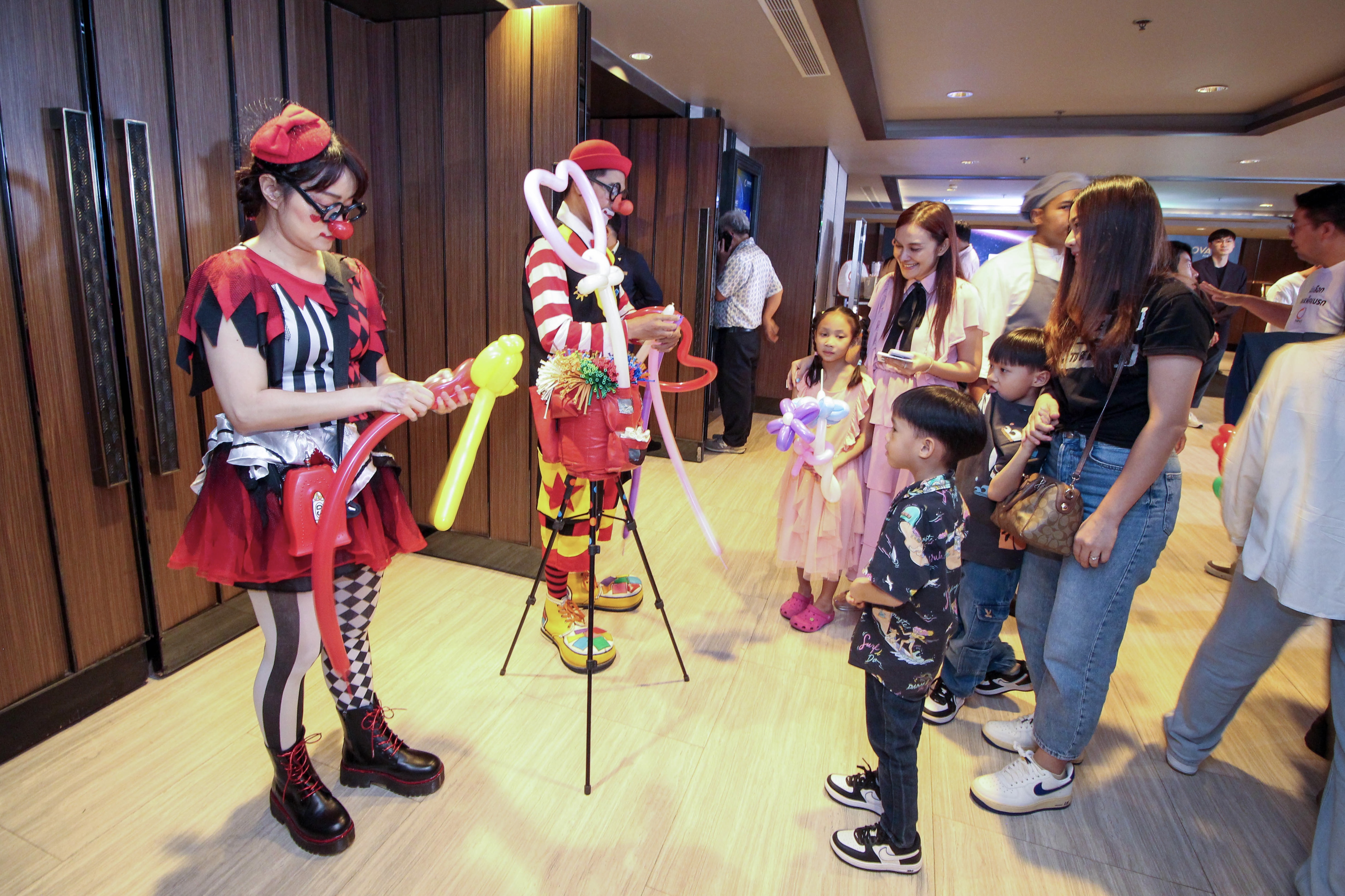 ตัวตลกโบโซ่ หญิง บิดลูกโป่ง สร้างสีสันภายในงาน