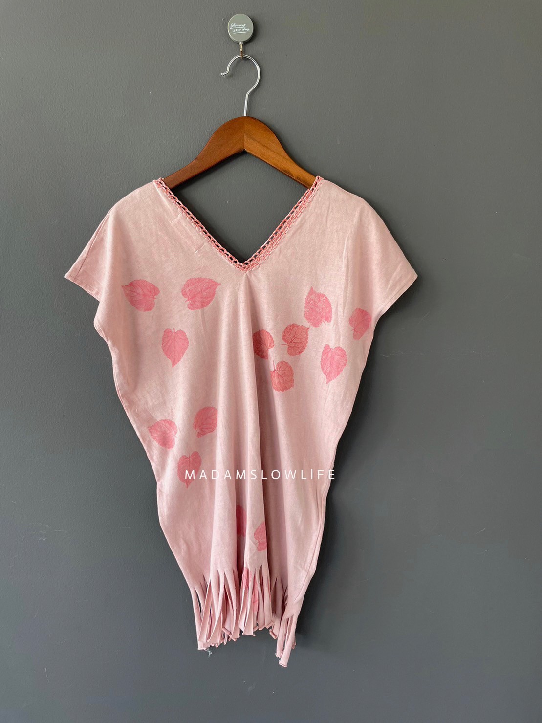 เสื้อคอวีหน้าหลัง Size F เนื้อผ้าคอตตอนออแกนิค single jersey ย้อมสีธรรมชาติและพิมพ์ลายด้วยใบไม้