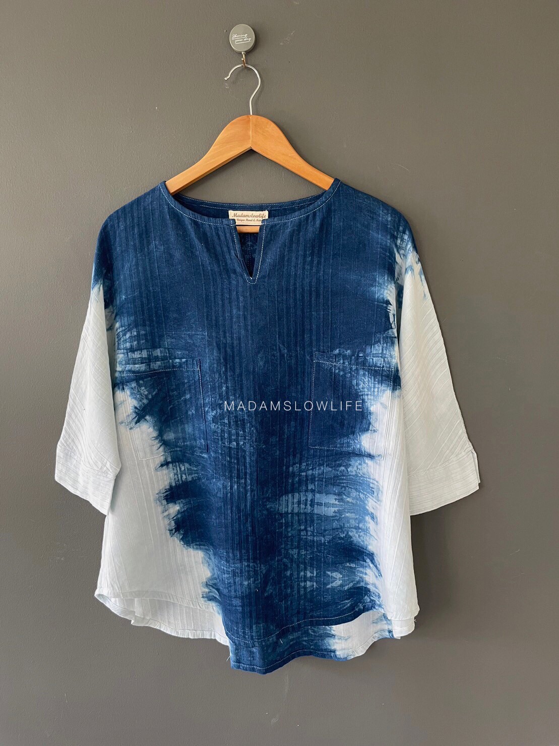เสื้อคอวี Size F มีกระเป่าหน้าสองข้าง ย้อมสีครามธรรมชาติ