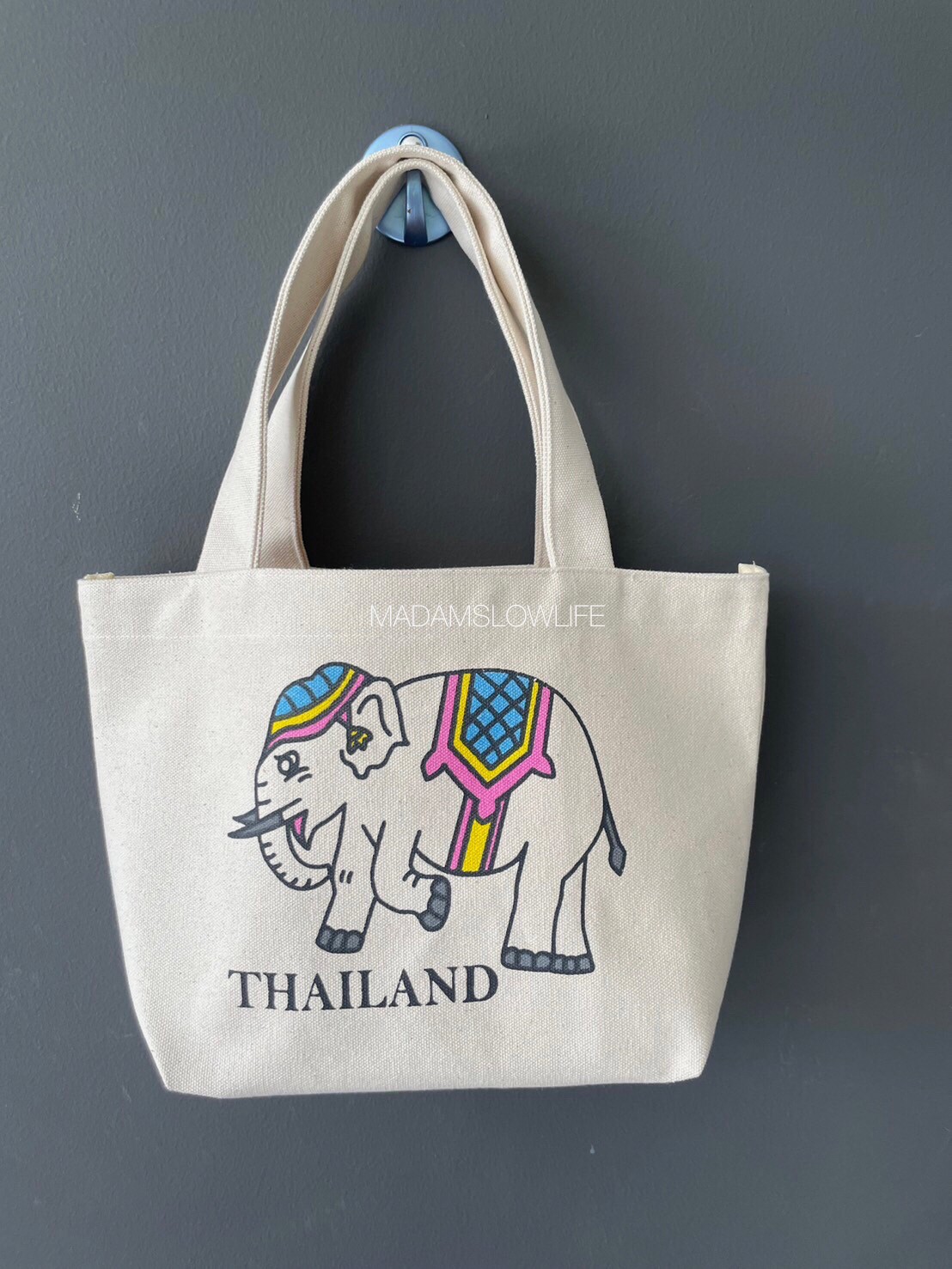 กระเป๋าผ้าแคนวาส สูง 8 นิ้ว กว้าง 13 นิ้ว ก้นกระเป๋ากว้าง 6 นิ้ว