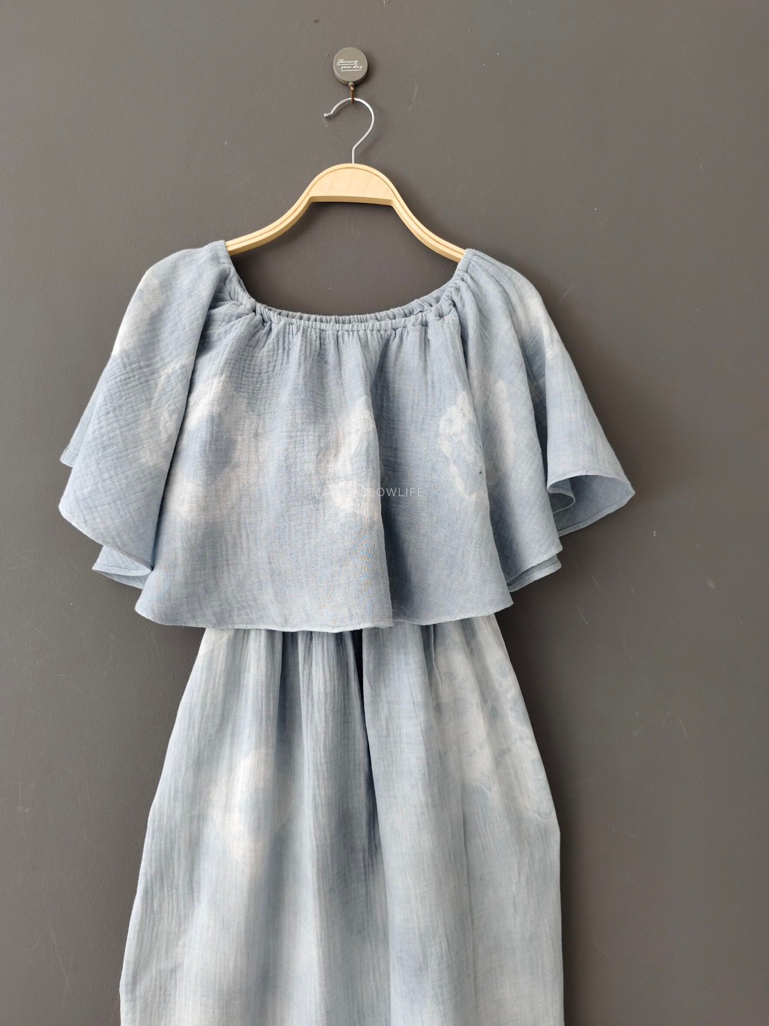 ชุดเดรสทรงคุณหนูให้ลุคน่ารัก มัดย้อมสีเทาธรรมชาติ Size: F