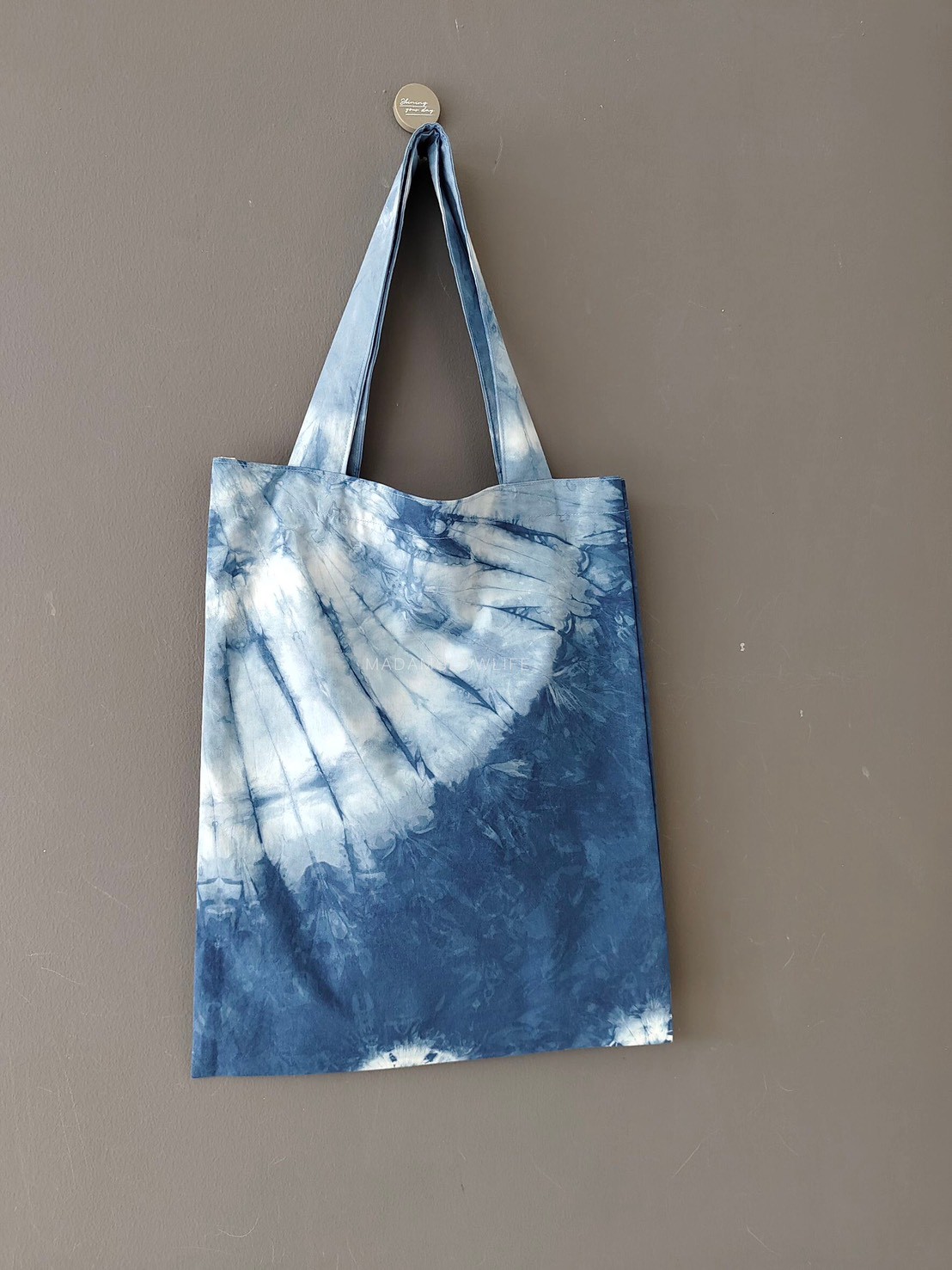 กระเป๋าผ้า eco bag กว้าง 14 นิ้ว ยาว 17.5 นิ้ว มัดย้อมสีคราม