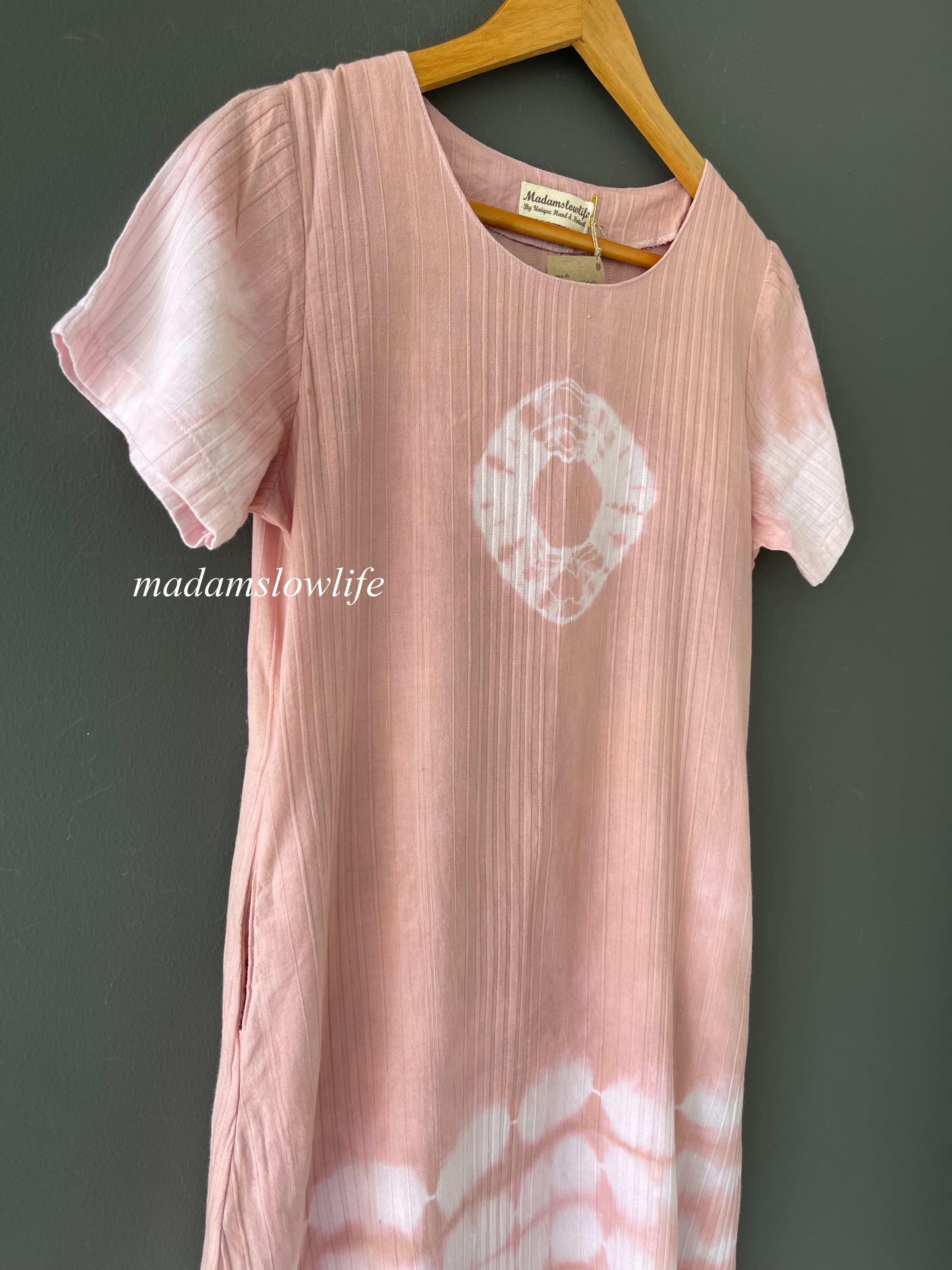 ชุดแซกทรง A แขนสั้น ผ้าคอตตอน 100 % สีชมพู