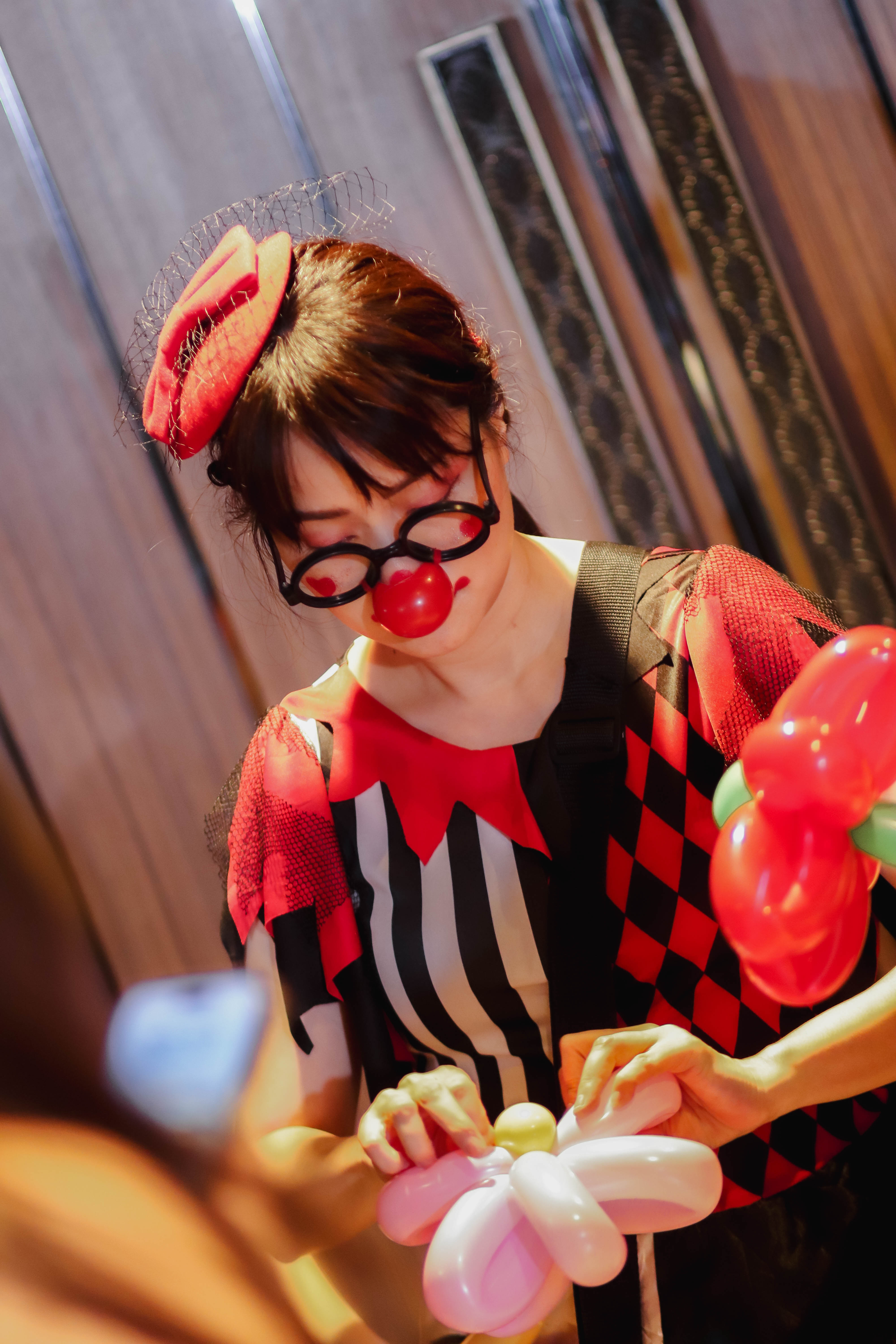 ตัวตลกโบโซ่ หญิง บิดลูกโป่ง สร้างสีสันภายในงาน