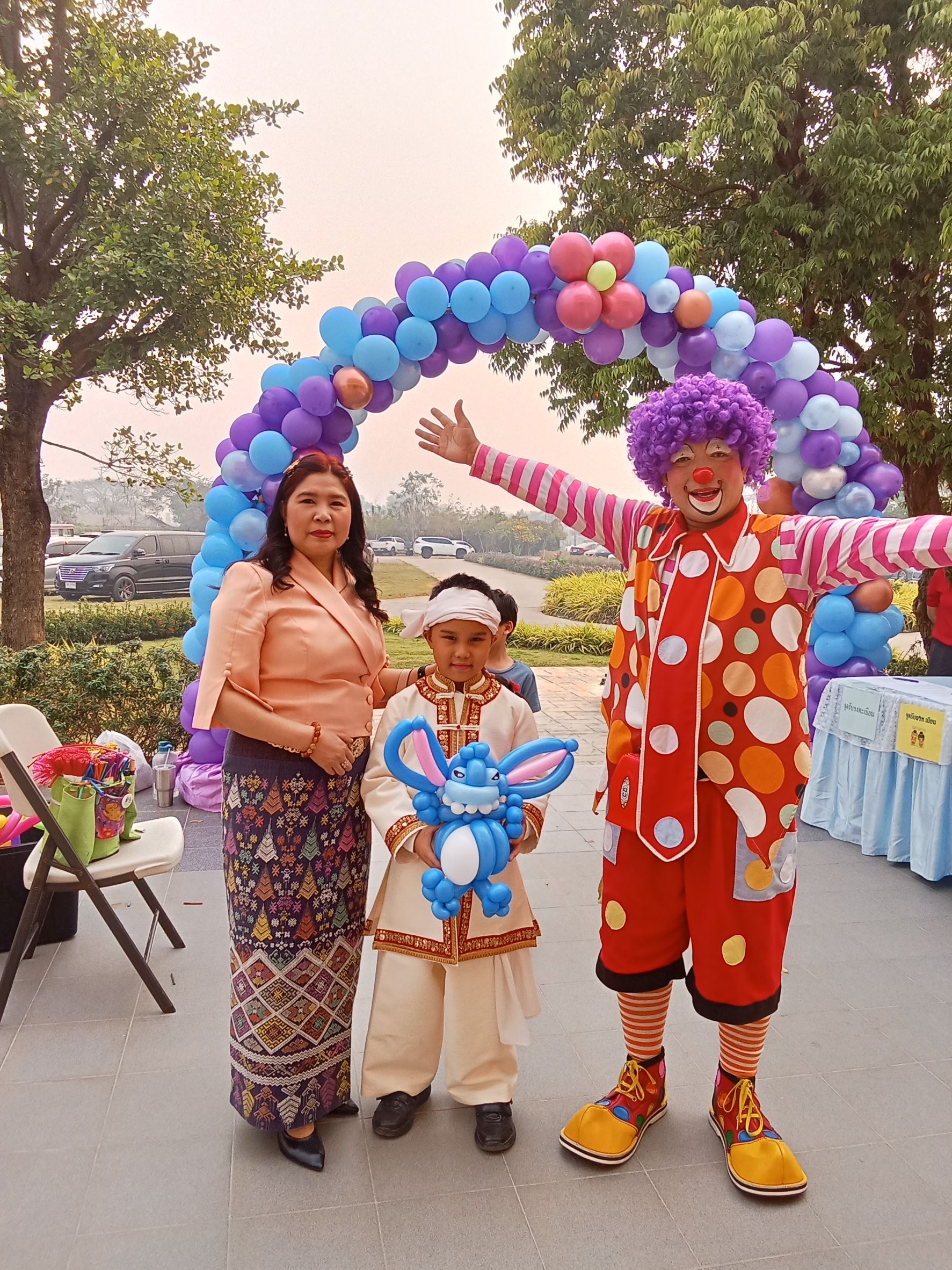 ตัวตลกโบโซ่ บิดลูกโป่ง แจกในงาน ฝีมือขั้นเทพ ตัวการ์ตูน ดอกไม้เป็นช่อสวยงาม