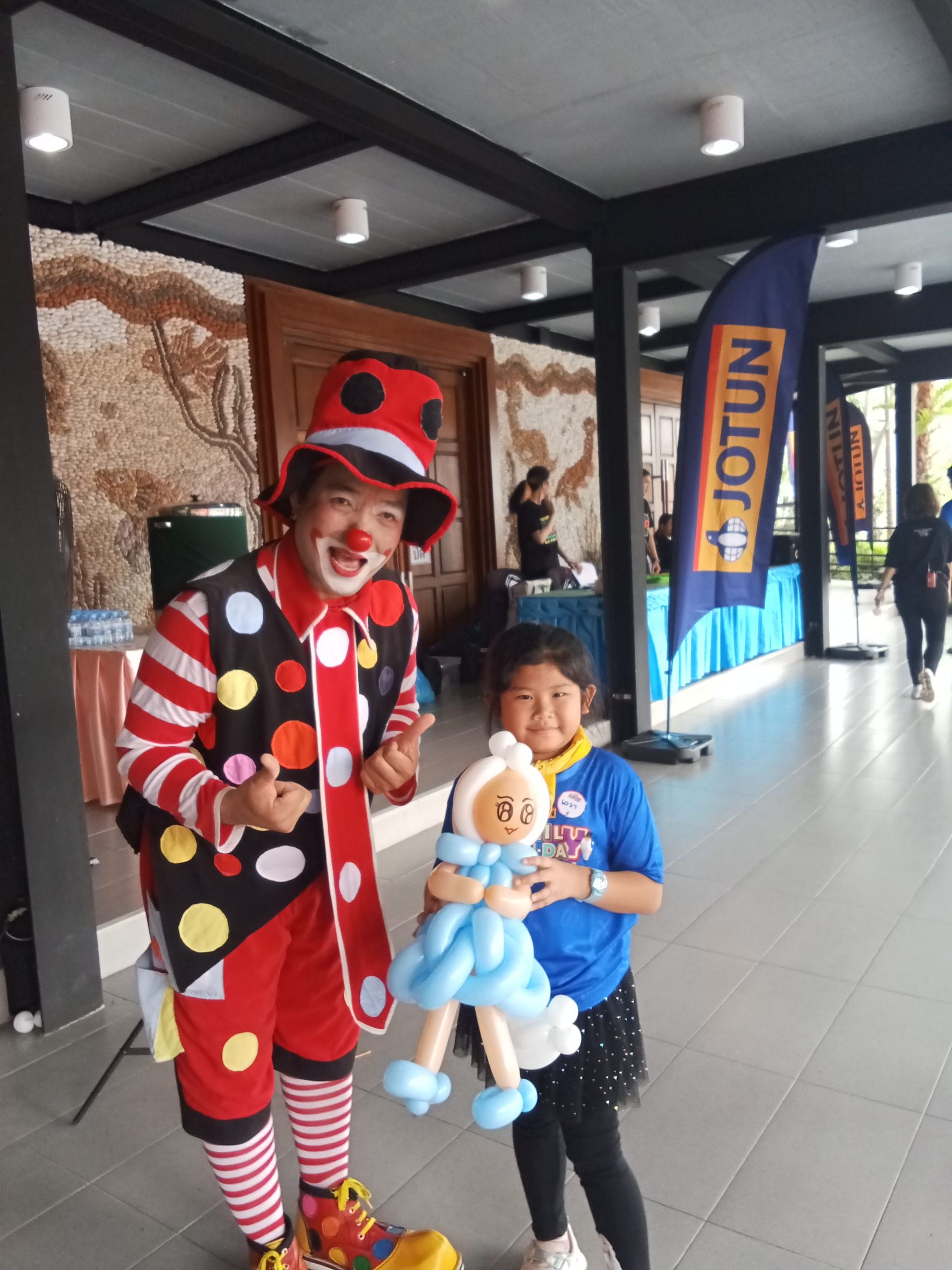 ตัวตลกโบโซ่ บิดลูกโป่ง แจกในงาน ฝีมือขั้นเทพ ตัวการ์ตูน ดอกไม้เป็นช่อสวยงาม