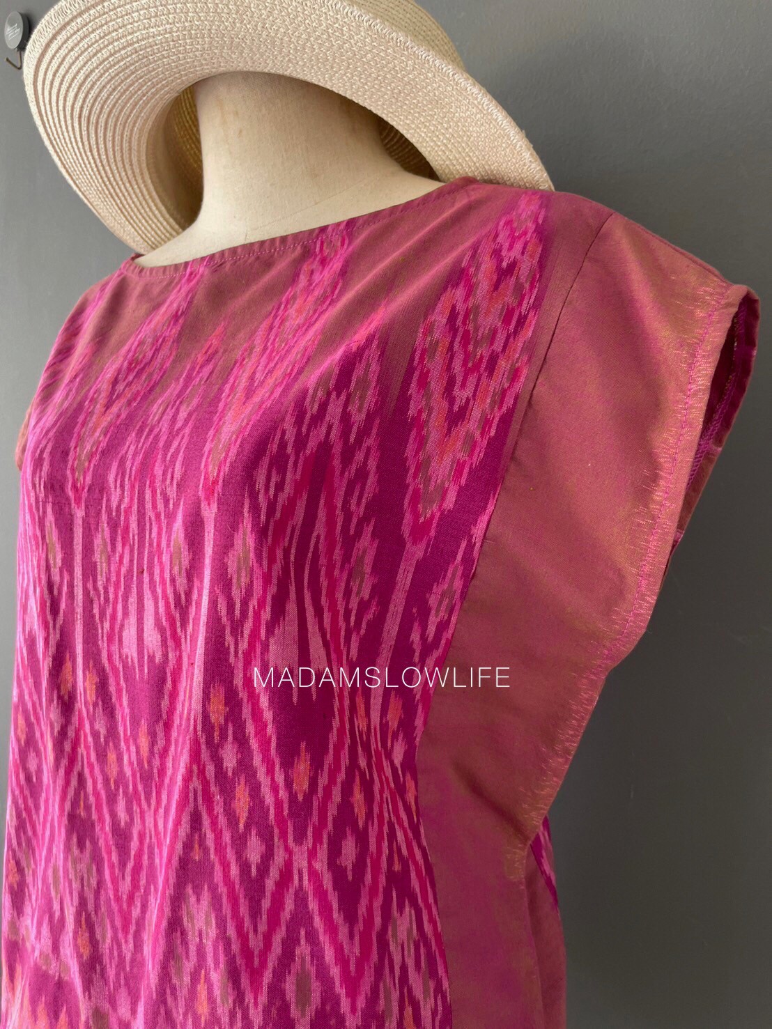 เสื้อผู้หญิง ผ้าฝ้ายมัดหมีทอมือ ลวดลายไทยโทนสีชมพูน้ำตาล เสื้อทรงปีกผีเสื้อใส่แล้วเข้ารูปสวย