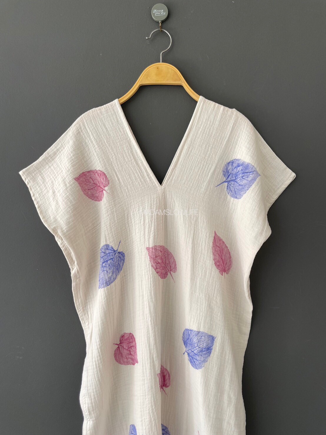 ชุดเดรสทรงคอวีหน้าหลัง พิมพ์ใบไม้ Size F