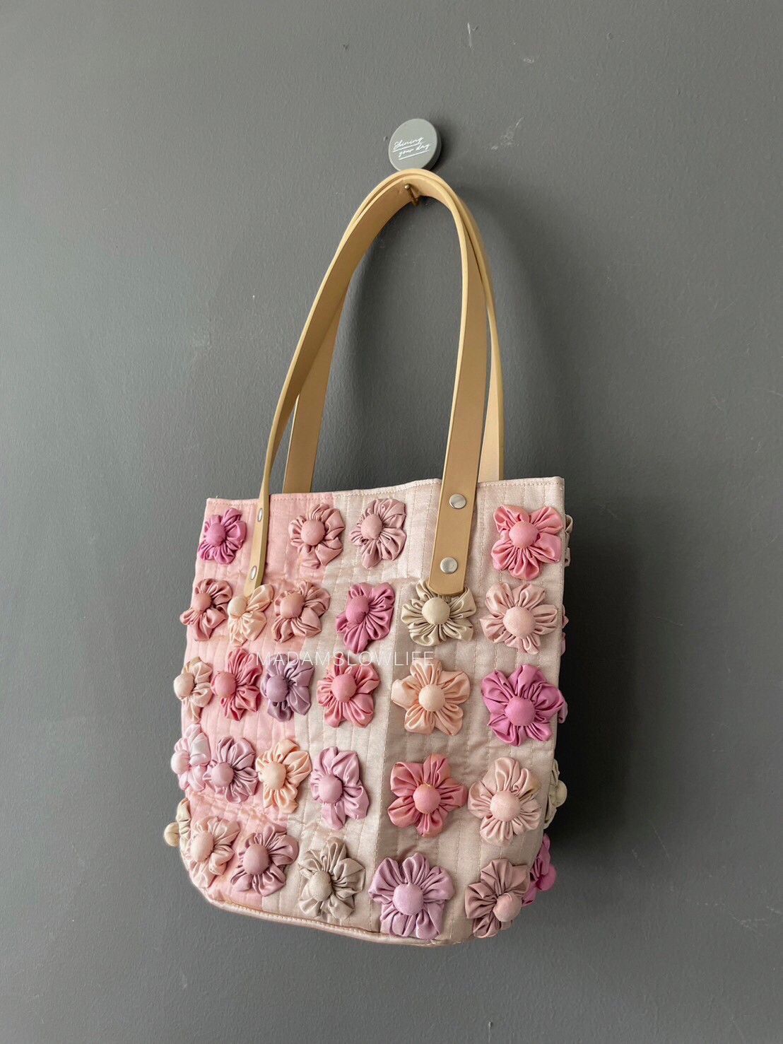 กระเป๋า Hand made สูง 9 ½ นิ้ว กว้าง 10½ นิ้ว ลึก 4½ นิ้ว