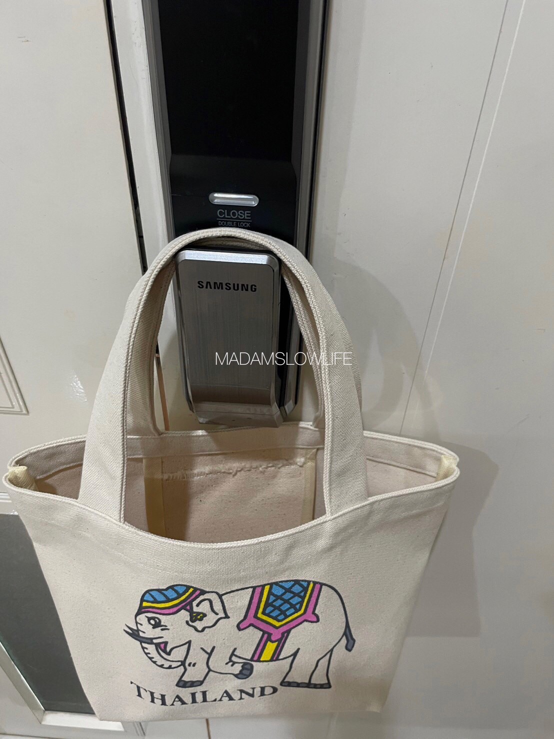 กระเป๋าผ้าแคนวาส สูง 8 นิ้ว กว้าง 13 นิ้ว ก้นกระเป๋ากว้าง 6 นิ้ว