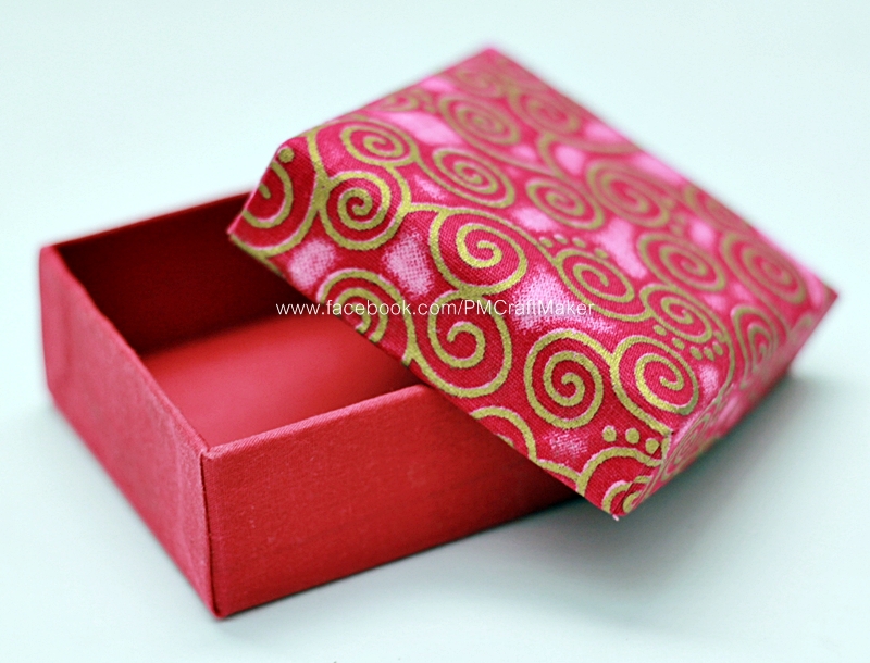 กล่องกระดาษแข็งสี่เหลี่ยมหุ้มผ้า ฝาเปิด-ปิด ลายเถาวัลย์ม้วนบนพื้นแดง 004