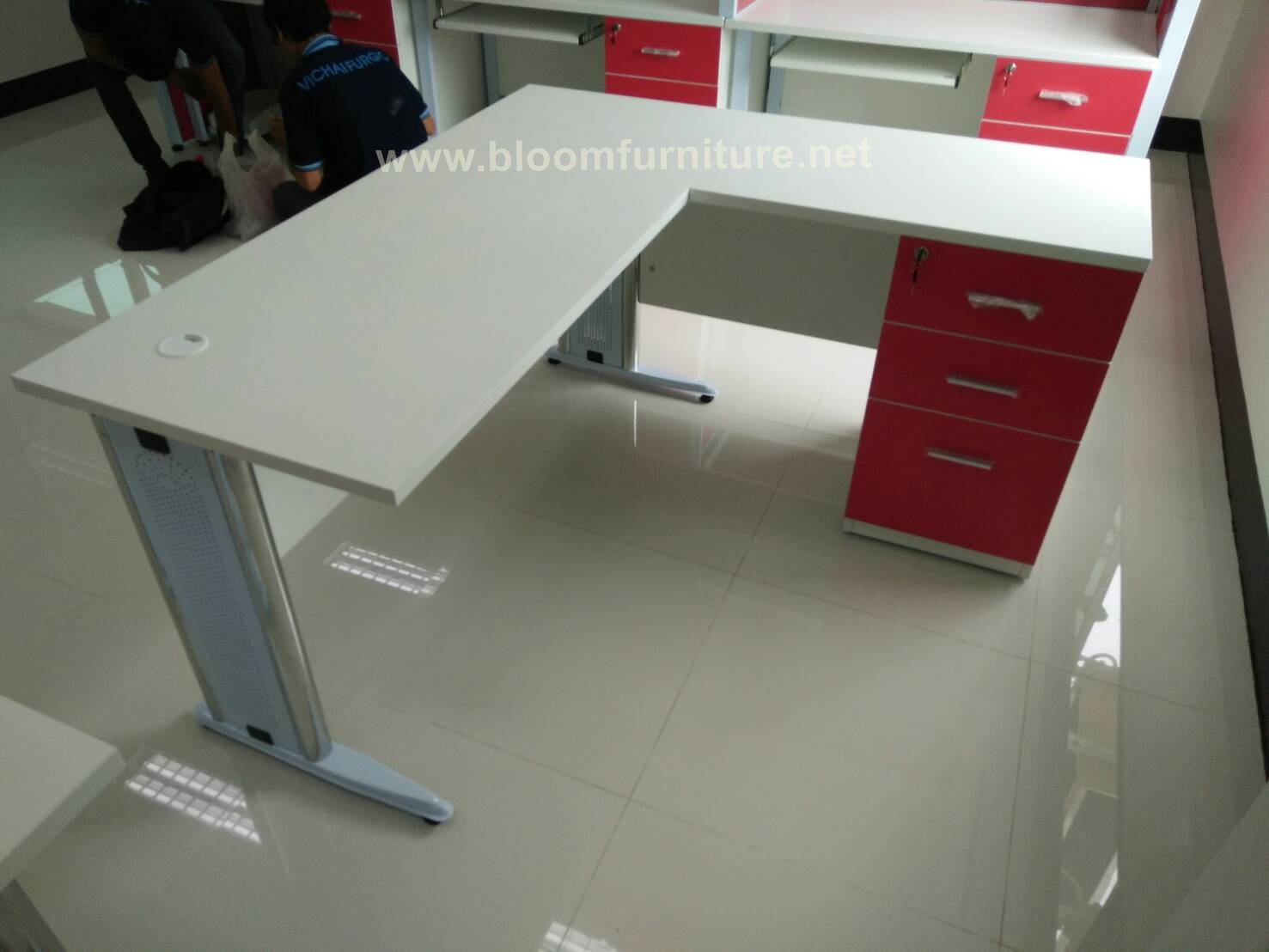 โต๊ะทำงานทรงตัวแอลสีขาวผิวเมลามีน ขนาด 150*140*75 ซม.